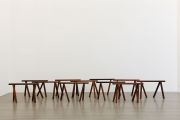 <p>诺特&middot;维塔尔，<em>行走的长凳</em>，2011-12，木头，每个 50 x 88 x 25 cm</p>

