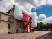 <p>Exhibition view, Lang/Baumann, <em>Comfort #20</em>, Polyestergewebe, Gebl&auml;se, 14 x 6,8 x 10,4m, Group exhibition, 2022, <em>L&#39;Air des G&eacute;ants</em>, Parc de la Villette, Paris, France</p>

