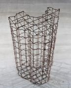 <p isrender="true">孟煌，<em isrender="true">笼子</em>，2011，3版，钢，180 x 100 x 80 cm</p>
