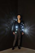 <p>Cao Yu, <em>Blind Your Eyes</em>, 2021 12&#39;, suit, the artist, programmable lights<br />
74 x 50 x 25 cm (size of suit); 182 x 52 x 32 cm (size of model)</p>
