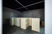 <p>马里昂&middot;巴鲁克，<em>Untitled</em>，1991，木箱，霓虹灯，泡沫塑料，7件箱子，每件107.5 x 99 x 61.5 cm，展览现场，Artissima，2024，意大利托里诺，&copy; Perottino-Piva-Castellano-Peirone / Artissima</p>
