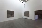 <p>展览现场，<em>以&ldquo;審老&rdquo;的方式&mdash;&mdash;少番的画</em>，麦勒画廊 北京-卢森，中国北京，2012年11月10日 - 2013年1月13日</p>
