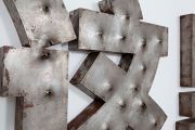 <p isrender="true">孟煌，<em>锈</em>，2009，钢，195 x 410 x 6 cm，3版，局部</p>
