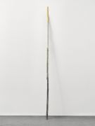 <p isrender="true">米尔科&middot;巴泽吉亚，<em>Bastung (grayblackgreenwhiteyellow)</em>，2015，陶瓷，颜料上釉，260 x 10 cm，由Stefan Altenburger提供</p>
