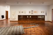 <p>马里昂&middot;巴鲁克. <em>Social Fabric</em>，展览现场，Haus Lange, Kunstmuseen Krefeld，2024, &copy; 艺术家、麦勒画廊 苏黎世、Sommer Contemporary Art，特拉维夫</p>

