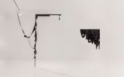<p>&ldquo;Marion Baruch: Bomba,&rdquo; 2022，艺术家及特拉维夫-雅法当代艺术中心展览现场</p>

<p>从左到右：</p>

<p><em>Porta nel paessagio</em>，2017，合成纤维，棉，约250 &times; 215 cm<br />
图片提供：艺术家及特拉维夫-雅法当代艺术中心</p>

<p><em>Bomba</em>，2022，裁布艺术, 约150 &times; 150 cm<br />
图片提供：艺术家及麦勒画廊</p>

<p>图片：Eyal Agivayev</p>
