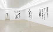 <p>展览现场，<em>Marion Baruch. Widerstandsgeist</em>，Neuer Aachener Kunstverein，德国亚琛，2024年10月6日 &ndash; 11月24日，图片提供：艺术家，麦勒画廊 苏黎世，及Sommer Contemporary Art，特拉维夫，摄影：Simon Vogel</p>

