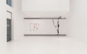 <p>&ldquo;Marion Baruch: Bomba,&rdquo; 2022，艺术家及特拉维夫-雅法当代艺术中心展览现场</p>

<p>从左到右：</p>

<p><em>Cloud architecture</em>，2020，棉，124 &times; 150 cm<br />
<em>Porta nel paessagio</em>，2017，合成纤维，棉，约250&times;215 cm<br />
图片提供：艺术家及特拉维夫-雅法当代艺术中心</p>

<p>图片：Eyal Agivayev</p>
