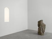 <p>Mirko Baselgia, <em>Transmutaziun</em>, 2022,&nbsp;petuntse, porcelain,&nbsp;105 x 41 cm (porcelain sheet), 110 x 44 x 33 cm (petuntse rock), photo by Stefan Altenburger</p>
