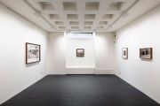 <p>展览现场：<em>照片游戏</em>，麦勒画廊，瑞士苏黎世，2023年12月8日 - 2024年1月20日，图片：Bruno Augsburger</p>
