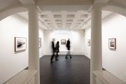 <p>展览现场：<em>照片游戏</em>，麦勒画廊，瑞士苏黎世，2023年12月8日 - 2024年1月20日，图片：Bruno Augsburger</p>
