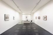 <p>展览现场：<em>照片游戏</em>，麦勒画廊，瑞士苏黎世，2023年12月8日 - 2024年1月20日，图片：Bruno Augsburger</p>

