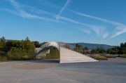 <p>Exhibition view, Lang/Baumann, <em>Beautiful Bridge #3</em>, Beton, Chromstahl, 20 x 10 x 3,5m, 2023, Art &amp; Tram, Bernex-Confignon, Switzerland</p>
