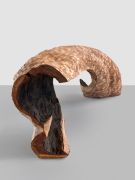 <p>Mirko Baselgia,&nbsp;<em>The Turning of the Mind &ndash; The Form Follows,</em> 2025, apple tree wood shingles on, apple tree trunk, 49 x 220 x 33 cm</p>
