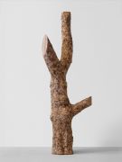 <p>米尔科&middot;巴泽吉亚，<em>Tailored Skin II</em>，2021，松树树干，欧洲胡桃木，237 x 77 x 55 cm；图片：Stefan Altenburger</p>
