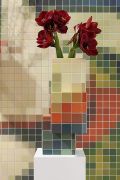 <p>托比亚斯&middot;雷贝格，<em>Utagawa Kunisada Shiko no nagame 1829 III</em>，2015，中密度纤维板，亚克力漆，合成物，U盘/数码印刷, 花瓶，50 x 22.5 x 22.5 cm (花瓶)；350 x 450 cm (壁纸，尺寸可变)，137.5 x 21.4 x 26.1 cm (底座)</p>
