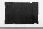 <p>杨牧石，<em isrender="true">复盖</em>，2008 - 2016，旧油画，黑色丙烯，76件绘画，357 x 554 cm</p>
