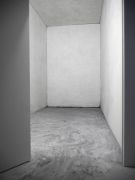 <p>Julia Steiner, <em>Der letzte Raum (1.1)</em>, 2020, sanded walldrawing, light, textile, wood, metal, dust, 258 x 265 x 165 cm</p>
