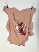 <p>Klodin Erb,&nbsp;<em>Herzkammer #1,</em> 2023 / 2024, Metallic acrylic paint and sewing thread on dyed lamb leather, two clothes hooks and clips, ca 90 x 70 cm</p>
