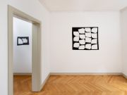 <p>马里昂&middot;巴鲁克. <em>Social Fabric</em>，展览现场，Haus Lange, Kunstmuseen Krefeld，2024, &copy; 艺术家、麦勒画廊 苏黎世、Sommer Contemporary Art，特拉维夫</p>
