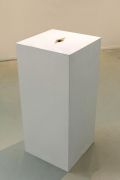 <p>曹雨，<em isrender="true">维纳斯 No.1</em>，2012，木质雕塑展台，110 x 50 x 50 cm</p>
