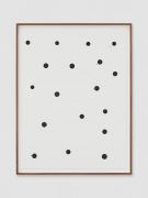 <p>米尔科&middot;巴泽吉亚，<em>Dots</em>，2021，纸上鸡腿蘑内的墨水，44 x 33 cm；47.5 x 36.5 cm (带框)；图片：Stefan Altenburger</p>
