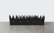 <p>杨牧石，<em>锐化－片</em>，2017，档案架，密度板，油漆，46 x 167 x 51 cm</p>
