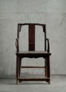 <p isrender="true">艾未未，<em>Fairytale Chairs</em>，2007，1001把清代木椅按组放置在第12届文献展各展厅内，德国卡塞尔Gottschalk-Hallen，2007</p>
