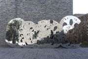 <p>诺特&middot;维塔尔，<em>藕</em>，2013，不锈钢装置，7件，总尺寸297 x 770 x 25 cm</p>
