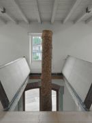 <p>Mirko Baselgia, <em>Tailored Skin, 2021</em>, pine trunk (Lantsch/Lenz), European walnut wood, height: 627 cm, &oslash; 77-44 cm, photo by Stefan Altenburger</p>
