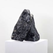 <p>米歇尔&middot;孔德，<em isrender="true">Untitled (Black Murano Glass, Mountain 1)</em>，2017, 2/2</p>

<p isrender="true">，手工穆拉诺玻璃，花岗岩粉末，(高) 40 x 29 x 20 cm，2版 + I AP</p>
