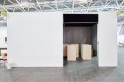 <p>马里昂&middot;巴鲁克，<em>Untitled</em>，1991，木箱，霓虹灯，泡沫塑料，7件箱子，每件107.5 x 99 x 61.5 cm，展览现场，Artissima，2024，意大利托里诺，&copy; Perottino-Piva-Castellano-Peirone / Artissima</p>
