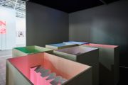 <p>马里昂&middot;巴鲁克，<em>Untitled</em>，1991，木箱，霓虹灯，泡沫塑料，7件箱子，每件107.5 x 99 x 61.5 cm，展览现场，Artissima，2024，意大利托里诺，&copy; Perottino-Piva-Castellano-Peirone / Artissima</p>
