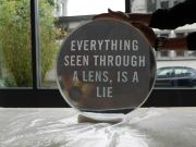 <p>安纳托里&middot;舒拉勒夫，<em>Lense (No. 1)</em>，2010 /&nbsp;2016，人造水晶，&Oslash;50 cm，10 cm</p>
