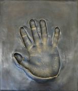 <p isrender="true">安纳托里&middot;舒拉勒夫，<em>Reach out &ndash; Ai Weiwei</em>，2013，1/3，铜，水泥，12 x 25 x 30 cm（铜），100 x 27 x 32 cm（水泥底座），局部</p>
