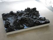 <p isrender="true">尤莉亚&middot;斯坦纳，<em isrender="true">asking the ground</em>，2014，泥，黑漆，90 x 320 x 410 cm</p>

