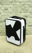 <p>艾未未，<em>Fairytale Luggage</em>，2007，织品，塑料，铁，57 x 22 x 38 cm</p>
