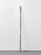 <p>米尔科&middot;巴泽吉亚，<em isrender="true">Bastung (blueblueblueblue)</em>，2015，陶瓷，颜料上釉，165 x 5 cm，由Stefan Altenburger提供</p>
