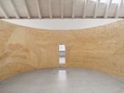 <p>米尔科&middot;巴泽吉亚，<em>Bigger Landscape</em>，2021，木板上石松木（瑞士五叶松），253 x 1570 cm，直径550 cm (内直径500 cm)，图片：Stefan Altenburger</p>
