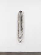 <p>Julia Steiner,&nbsp;<em>belonging (loop) II,</em> 2025, Filzseil, Chromstahl-Aufh&auml;nger, installation size approx. 24 x 160 x 10 cm</p>
