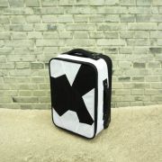 <p>艾未未，<em>Fairytale Luggage</em>，2007，织品，塑料，铁，57 x 22 x 38 cm</p>
