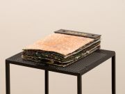 <p>马里昂&middot;巴鲁克. <em>Social Fabric</em>，展览现场，Haus Lange, Kunstmuseen Krefeld，2024, &copy; 艺术家、麦勒画廊 苏黎世、Sommer Contemporary Art，特拉维夫</p>
