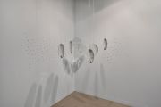 <p>安纳托里&middot;舒拉勒夫，<em>peep show</em>，2011，玻璃, c-prints，7x &Oslash; 30 cm, 200 c-prints &Oslash; 1 cm，麦勒画廊第42届巴塞尔艺术博览会，2011</p>
