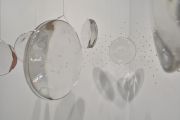 <p>安纳托里&middot;舒拉勒夫，<em>peep show</em>，2011，局部，玻璃, c-prints，7x &Oslash; 30 cm, 200 c-prints &Oslash; 1 cm，麦勒画廊第42届巴塞尔艺术博览会，2011</p>
