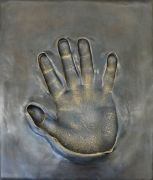 <p isrender="true">安纳托里&middot;舒拉勒夫，<em>Reach out &ndash; Ai Weiwei</em>，2013，1/3，铜，水泥，12 x 25 x 30 cm（铜），100 x 27 x 32 cm（水泥底座），局部</p>
