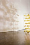 <p>刘鼎，<em>快感的废墟</em>，2007，铁，石膏，黄色颜料，灯，8250 x 1200 x 3000 cm，装置图片提供：挪威奥斯陆 Astrup Fearnley现代艺术美术馆</p>
