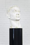<p>Liu Ding, <em>Hero</em>, 2007, white marble, black marble (sculpture on base), 210 cm, &oslash; 30 cm, edition of 8, detail</p>
