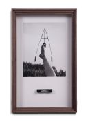 <p>蔡东东，<em>不倒翁</em>，2025，银盐照片，水平仪，53 x 33.5 cm（带框），3 版 + 1 AP</p>
