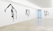 <p>展览现场，<em>Marion Baruch. Widerstandsgeist</em>，Neuer Aachener Kunstverein，德国亚琛，2024年10月6日 &ndash; 11月24日，图片提供：艺术家，麦勒画廊 苏黎世，及Sommer Contemporary Art，特拉维夫，摄影：Simon Vogel</p>
