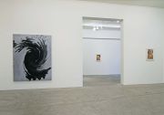<p>展览现场，<em>HOW TO GET COMFORTABLE IN AN UNCOMFORTABLE WORLD</em>，麦勒画廊，瑞士卢森，2022年5月19日 - 7月23日</p>
